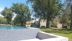 Piscine et mas au fond