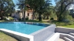 La piscine et le mas au fond